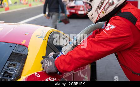 Vallelunga, italia 18 settembre 2021 Aci Racing week-end. Il meccanico rifornisce la vettura Ferrari 488 GT durante il pit stop di gara Foto Stock