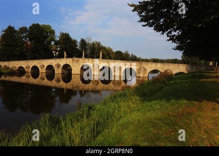 Tirschenreuth, Oberpfalz, Bayern Brücke und Teich im Fischhofpark zum Wandern und Spazierengehen oder Relaxen in der Freizeit oder im Urlaub Foto Stock