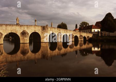 Tirschenreuth, Oberpfalz, Bayern Brücke und Teich im Fischhofpark zum Wandern und Spazierengehen oder Relaxen in der Freizeit oder im Urlaub Foto Stock