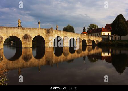 Tirschenreuth, Oberpfalz, Bayern Brücke und Teich im Fischhofpark zum Wandern und Spazierengehen oder Relaxen in der Freizeit oder im Urlaub Foto Stock