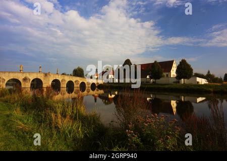 Tirschenreuth, Oberpfalz, Bayern Brücke und Teich im Fischhofpark zum Wandern und Spazierengehen oder Relaxen in der Freizeit oder im Urlaub Foto Stock