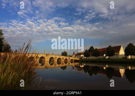 Tirschenreuth, Oberpfalz, Bayern Brücke und Teich im Fischhofpark zum Wandern und Spazierengehen oder Relaxen in der Freizeit oder im Urlaub Foto Stock