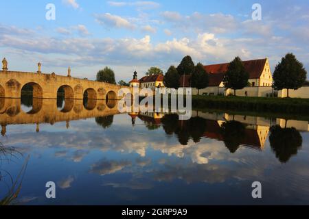 Tirschenreuth, Oberpfalz, Bayern Brücke und Teich im Fischhofpark zum Wandern und Spazierengehen oder Relaxen in der Freizeit oder im Urlaub Foto Stock