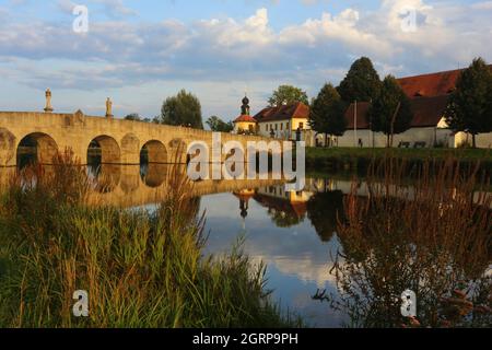 Tirschenreuth, Oberpfalz, Bayern Brücke und Teich im Fischhofpark zum Wandern und Spazierengehen oder Relaxen in der Freizeit oder im Urlaub Foto Stock