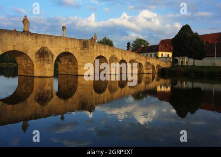 Tirschenreuth, Oberpfalz, Bayern Brücke und Teich im Fischhofpark zum Wandern und Spazierengehen oder Relaxen in der Freizeit oder im Urlaub Foto Stock