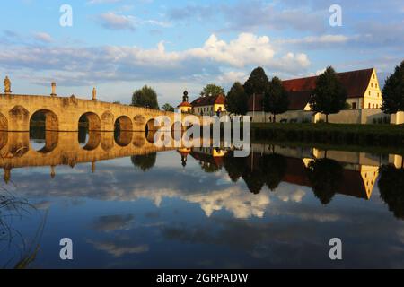 Tirschenreuth, Oberpfalz, Bayern Brücke und Teich im Fischhofpark zum Wandern und Spazierengehen oder Relaxen in der Freizeit oder im Urlaub Foto Stock