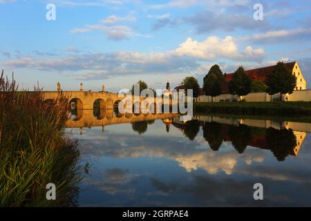 Tirschenreuth, Oberpfalz, Bayern Brücke und Teich im Fischhofpark zum Wandern und Spazierengehen oder Relaxen in der Freizeit oder im Urlaub Foto Stock