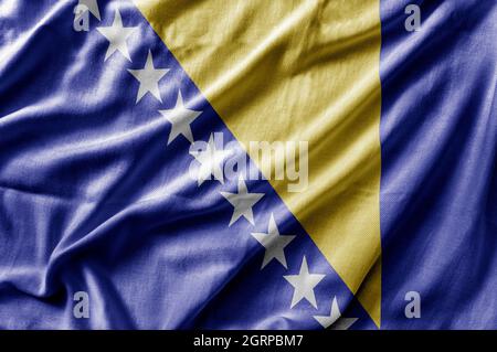 Sventolare la bandiera nazionale dettagliata della Bosnia-Erzegovina Foto Stock