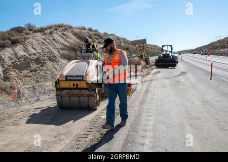 Questa costruzione di strade sta avvenendo a Sherwin Grade nella contea di Mono lungo l'autostrada US 395. Foto Stock