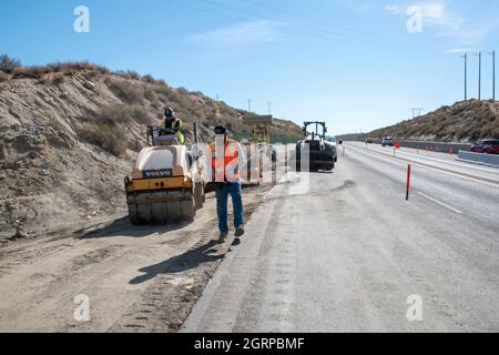 Questa costruzione di strade sta avvenendo a Sherwin Grade nella contea di Mono lungo l'autostrada US 395. Foto Stock