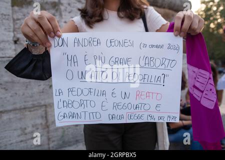 Roma, Italia. 28 settembre 2021. Protesta in Piazza Esquilino organizzata dall'associazione italiana "non una di Meno" in difesa dell'aborto libero e sicuro in occasione della Giornata Mondiale per l'aborto libero e sicuro, che si celebra il 28 settembre di ogni anno a Roma. (Foto di Matteo Nardone/Pacific Press/Sipa USA) Credit: Sipa USA/Alamy Live News Foto Stock