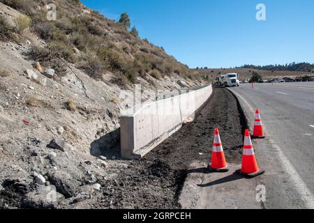 Questa costruzione di strade sta avvenendo a Sherwin Grade nella contea di Mono lungo l'autostrada US 395. Foto Stock