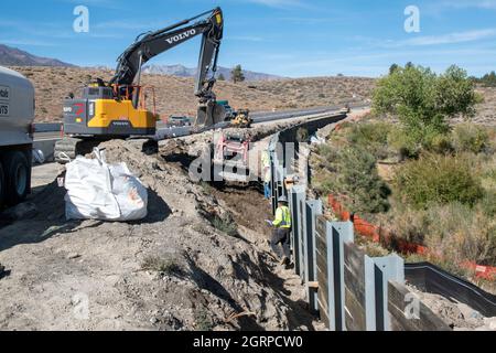 Questa costruzione di strade sta avvenendo a Sherwin Grade nella contea di Mono lungo l'autostrada US 395. Foto Stock
