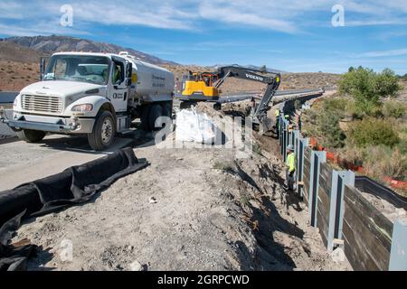 Questa costruzione di strade sta avvenendo a Sherwin Grade nella contea di Mono lungo l'autostrada US 395. Foto Stock