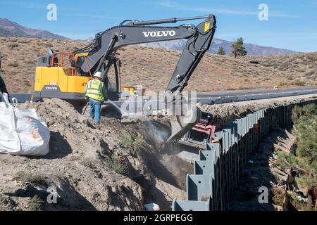 Questa costruzione di strade sta avvenendo a Sherwin Grade nella contea di Mono lungo l'autostrada US 395. Foto Stock