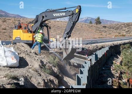 Questa costruzione di strade sta avvenendo a Sherwin Grade nella contea di Mono lungo l'autostrada US 395. Foto Stock