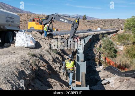 Questa costruzione di strade sta avvenendo a Sherwin Grade nella contea di Mono lungo l'autostrada US 395. Foto Stock
