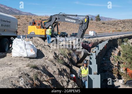 Questa costruzione di strade sta avvenendo a Sherwin Grade nella contea di Mono lungo l'autostrada US 395. Foto Stock