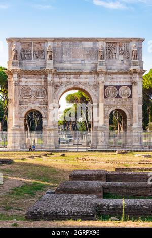 Roma, Lazio, Italia - 22 settembre 2021: Arco di Costantino un arco trionfale a Roma (Arco di Costantino) situato nei pressi del Colosseo e del Pal Foto Stock