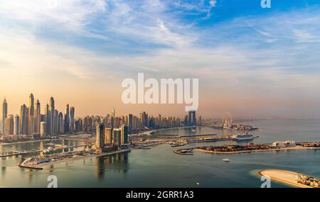 Dubai, Emirati Arabi Uniti - 09.24.2021 skyline della città di Dubai nelle prime ore del mattino. Marina di Dubai Foto Stock