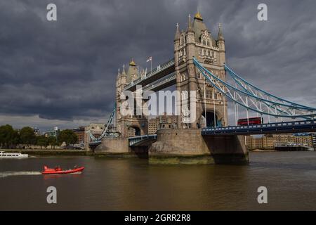 Tower Bridge in una giornata trascorsa, Londra, Regno Unito, 17 settembre 2021. Foto Stock
