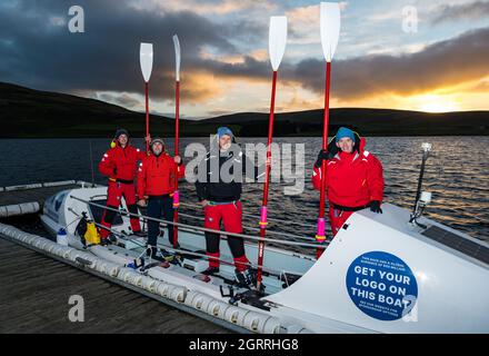 Whiteadder Reservoir, East Lothian, Scozia, Regno Unito, 1 ottobre 2021. Talisker Whisky Atlantic Challenge allenamento: 5 uomini correranno 3,000 miglia attraverso l'Oceano Atlantico nel mese di dicembre in turni di 2 ore 24 ore al giorno per circa 40 giorni di corse di altri equipaggi nella sfida. Si fila non supportato, portando cibo e forniture e affrontare fino a 40ft onde e sonno deprivation. Nella foto (da L a R) Ian Baird, Ross McKinney, Duncan Hughes, Clive Rooney Foto Stock