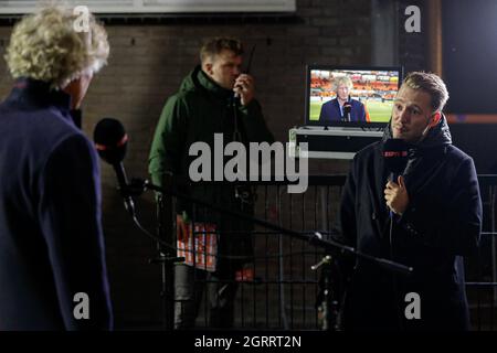 Volendam, Paesi Bassi. 01 ottobre 2021. VOLENDAM, PAESI BASSI - 1 OTTOBRE: Giornalista Bennett van Fessem intervista Capo allenatore Gertjan Verbeek di Almere City FC durante la partita olandese Keukenkampioendivisie tra FC Volendam e Almere City FC a Kras Stadion il 1 ottobre 2021 a Volendam, Paesi Bassi (Foto di Peter Lous/Orange Pictures) credito: Orange Pics BV/Alamy Live News Foto Stock