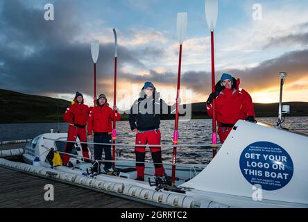 Whiteadder Reservoir, East Lothian, Scozia, Regno Unito, 1 ottobre 2021. Talisker Whisky Atlantic Challenge allenamento: 5 uomini correranno 3,000 miglia attraverso l'Oceano Atlantico nel mese di dicembre in turni di 2 ore 24 ore al giorno per circa 40 giorni di corse di altri equipaggi nella sfida. Si fila non supportato, portando cibo e forniture e affrontare fino a 40ft onde e sonno deprivation. Nella foto (da L a R) Ian Baird, Ross McKinney, Duncan Hughes, Clive Rooney Foto Stock