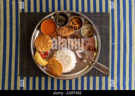 Pesce di Goan curry riso thali con rava fry Kingfish. Foto Stock