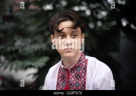 Ritratto di giovane ragazzo in una tradizionale camicia Ucraina (camicia ricamata). Ucraina Foto Stock