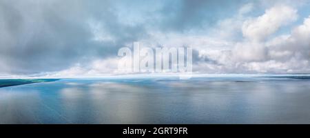 Spettacolari nuvole sul fiume Volga, Russia. Ampia e ampia vista panoramica aerea Foto Stock