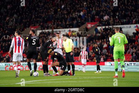 L'arbitro Tim Robinson riporta il gioco per dare un fallo sul Callum Robinson di West Bromwich Albion dopo aver disconsentito un gol di West Bromwich Albion durante la partita del campionato Sky Bet al bet365 Stadium, Stoke-on-Trent. Data foto: Venerdì 1 ottobre 2021. Foto Stock