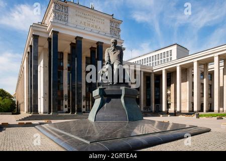 Mosca, Russia - 23 maggio 2021: Monumento allo scrittore russo Fyodor Dostoyevsky di fronte alla Biblioteca di Stato russa (biblioteca Lenin) sulla croce di Vozdviz Foto Stock