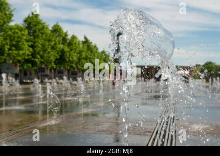 Fontane spara fuori dal terreno nel parco a Mosca Muzeon Foto Stock