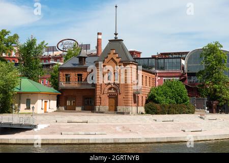 Mosca, Russia - 23 maggio 2021: Una vista sullo Spit del fiume Moskva e del canale Vodootvodny. L'edificio dell'ex yacht club imperiale Foto Stock