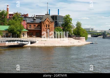 Mosca, Russia - 23 maggio 2021: Una vista sullo Spit del fiume Moskva e del canale Vodootvodny. L'edificio dell'ex yacht club imperiale Foto Stock