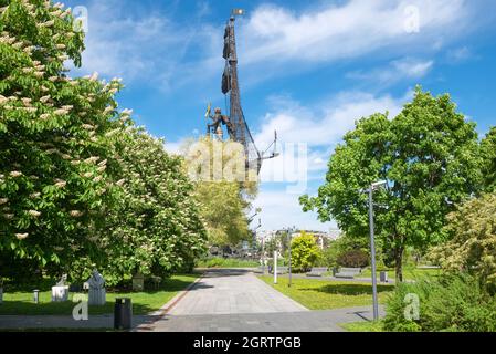 Monumento all'imperatore Pietro il Grande, Mosca, Russia. E' un punto di riferimento di Mosca. Enorme statua del famoso Tsar Pietro i sul fiume Moskva. Arco contemporaneo Foto Stock