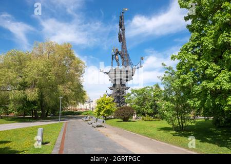 Monumento all'imperatore Pietro il Grande, Mosca, Russia. E' un punto di riferimento di Mosca. Enorme statua del famoso Tsar Pietro i sul fiume Moskva. Arco contemporaneo Foto Stock