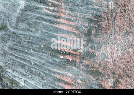 Barre industriali con tracce sulla vista dall'alto della sabbia. Astratto deserto, industriale ed ecologia tema immagine Foto Stock