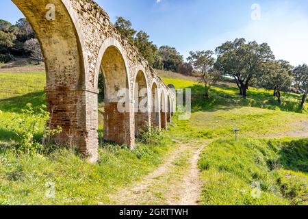 Lorrain acquedotto lungo la 'Via delle fonti', in Campiglia Marittima, provincia di Livorno, Toscana, Italia Foto Stock