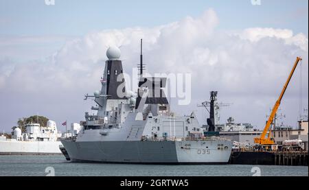 HMS Duncan, Royal Navy Type 45 audace Classe di difesa aerea Destroyer in refit al Portsmouth Dockyard a Portsmouth, Hampshire, Regno Unito il 28 settembre 2021 Foto Stock