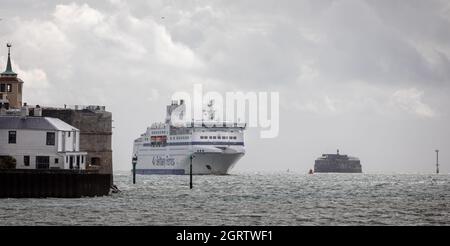 Brittany Ferry nave che entra in porto tra la Torre rotonda e Spitbank Fort a Portsmouth Harbour Hampshire, Regno Unito il 28 settembre 2021 Foto Stock