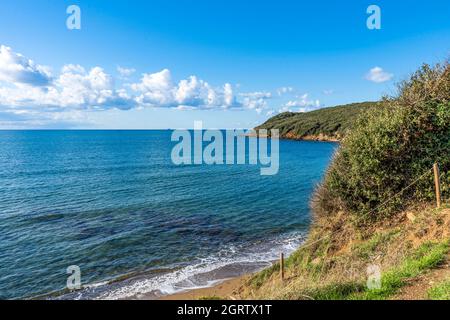 La spiaggia sabbiosa del Golfo di Baratti, nel comune di Piombino, lungo la Costa degli Etruschi, provincia di Livorno, Toscana, Italia Foto Stock