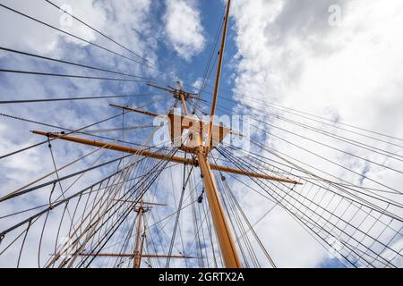 Guardando l'albero principale al nido di corvi su HMS Warrior a Portsmouth Dockyard, Hampshire, Regno Unito il 28 settembre 2021 Foto Stock