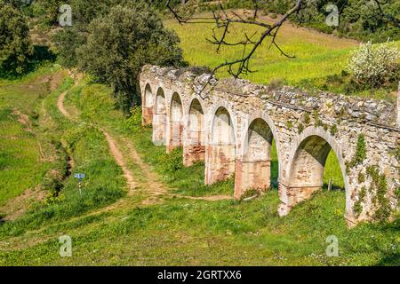 Lorrain acquedotto lungo la 'Via delle fonti', in Campiglia Marittima, provincia di Livorno, Toscana, Italia Foto Stock