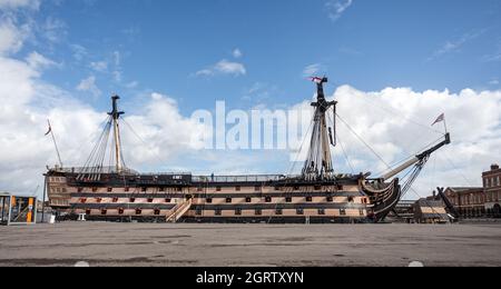 Vista laterale della HMS Victory, la nave ammiraglia di Lord nelson, in mostra al Portsmouth Dockyard, Hampshire, Regno Unito, il 28 settembre 2021 Foto Stock
