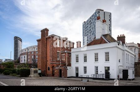 Porter's Lodge, il più antico edificio sopravvissuto della base navale di Portsmouth, a Portsmouth, Hampshire, Regno Unito, il 28 settembre 2021 Foto Stock