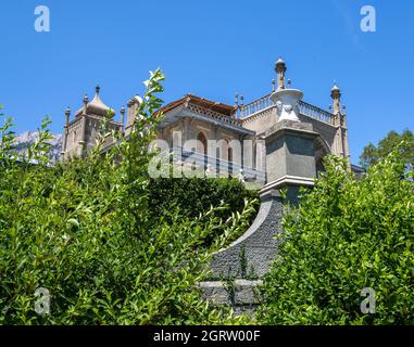 Alupka, Crimea - Luglio 10. 2019. terrazze di facciata sud del Palazzo Vorontsov , oggi museo Foto Stock