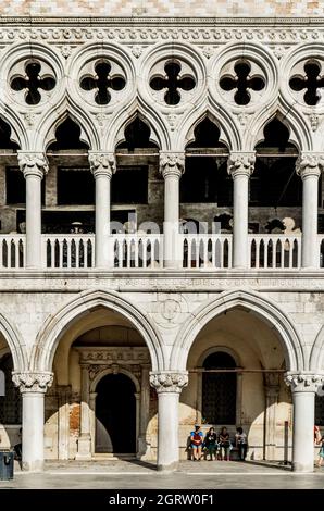 Vista frontale del Palazzo Ducale con facciata in marmo bianco in Piazza San Marco, Venezia, Italia, Europa Foto Stock