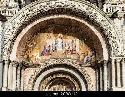 La lunetta centrale sopra il portale principale sulla facciata della Basilica di San Marco in Piazza San Marco raffigurante il Giudizio universale, Venezia, Italia, E. Foto Stock
